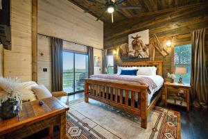 Ένα ή περισσότερα κρεβάτια σε δωμάτιο στο Stayhocha Top Shelf Heated Pool, Hot Tub, Views +41 φωτογραφίες