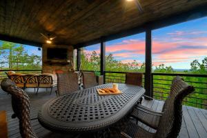 Μπαλκόνι ή βεράντα στο Stayhocha Top Shelf Heated Pool, Hot Tub, Views