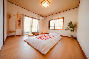 ein Schlafzimmer mit einem großen Bett in einem Zimmer in der Unterkunft KeiCo 定員12名 駐車場12台 露天風4分 河口湖6分 富士急10分 ふじてんスノーリゾート10分 in Narusawa