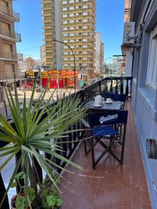 a balcony with a table and chairs on a balcony at Amplio departamento 4 ambientes miramar in Miramar