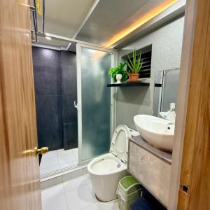 un baño con inodoro y lavabo en Baguio Transient Across Burnham Park 2 - 2BR Condo, en Baguio