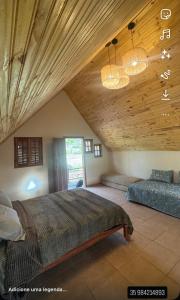 Postel nebo postele na pokoji v ubytování Chalé Coração da Zilda