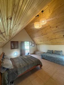 Postel nebo postele na pokoji v ubytování Chalé Coração da Zilda