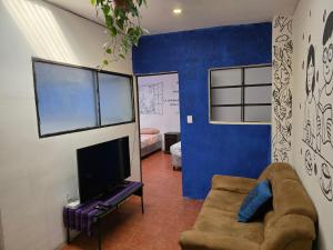 TV a/nebo společenská místnost v ubytování Casita Chipilapa en Antigua Guatemala