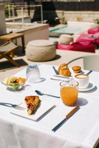 une table avec un tissu de table blanc et de la nourriture dans l'établissement Palazzo De Noha - Boutique Hotel, à Lecce