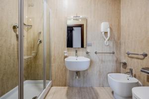 Vannituba majutusasutuses EH Rome Airport Euro House Hotels +16 fotot