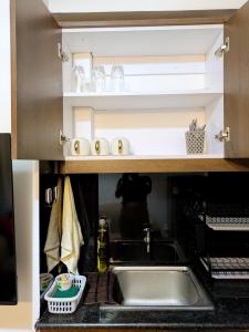 una cocina con fregadero y encimera en Zury Suites, en Nairobi