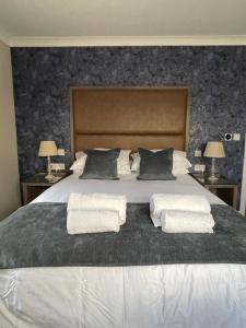 Ένα ή περισσότερα κρεβάτια σε δωμάτιο στο Y Seren Hotel +1 φωτογραφίες