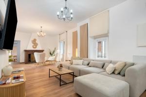 ein Wohnzimmer mit Sofa und Tisch in der Unterkunft VILLA T to15 min from Puy du Fou Billiar, Movies, BBQ,Pool in Totanés