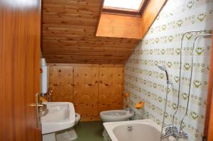 ein kleines Badezimmer mit Waschbecken und Toilette in der Unterkunft Appartamenti Donatella in Cavalese + 46 Fotos