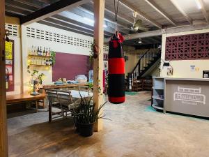 Zimmer mit einem großen Sandsack an der Decke in der Unterkunft HostelBed and Retreat Phitsanulok in Phitsanulok
