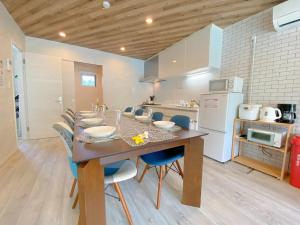 eine Küche mit einem Holztisch und Stühlen in der Unterkunft GRANDIOSO6-B - Vacation STAY 67693v in Nakama