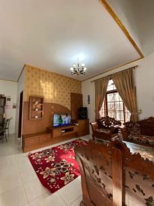 TV a/nebo společenská místnost v ubytování Villa berastagi murah bukit asri