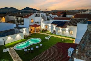 ein Haus mit einem Garten mit einem Swimmingpool in der Unterkunft VILLA T to15 min from Puy du Fou Billiar, Movies, BBQ,Pool in Totanés + 93 Fotos