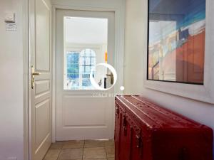 a door with a mirror and a red bench at GC - Basse Mer in Wissant