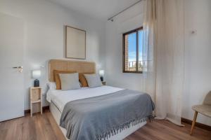 ein weißes Schlafzimmer mit einem Bett und einem Fenster in der Unterkunft VILLA T to15 min from Puy du Fou Billiar, Movies, BBQ,Pool in Totanés + 93 Fotos