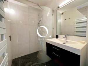 ein Badezimmer mit Waschbecken und Spiegel in der Unterkunft COC - Basse Mer in Wissant + 42 Fotos