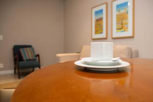 eine Platte auf einem Holztisch in der Unterkunft BookSantos Estanconfor 1007 - Perto do mar Gonzaga in Santos + 35 Fotos