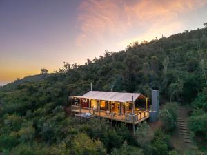 SwanepoelskraalAfriCamps Addo的山边的房屋,灯火通明