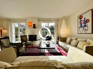 ein Wohnzimmer mit Sofa und Tisch in der Unterkunft COC - Basse Mer in Wissant