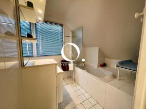 een badkamer met een bad, een wastafel en een spiegel bij COC - Basse Mer in Wissant +28 foto's