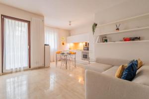 ein Wohnzimmer mit Sofa und Tisch in der Unterkunft Matera Castle Suite in Matera