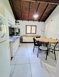 eine Küche mit Tisch und Stühlen in einem Zimmer in der Unterkunft Casa exclusiva con pile in San Antonio de Arredondo