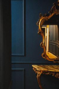 ein Spiegel auf einem Tisch neben einer Wand in der Unterkunft Beb c’est lavis in Lavis