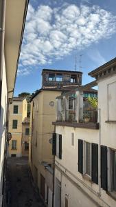 Blick auf eine Gasse zwischen zwei Gebäuden in der Unterkunft Faenza Apartments by Console Camprini Estates srl in Faenza