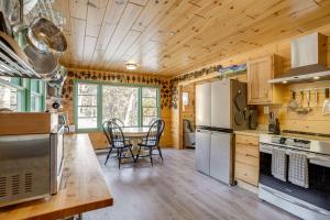 Kuchyň nebo kuchyňský kout v ubytování Hike On-Site! 16-Acre Escape Near Shenandoah NP + 25 fotografií