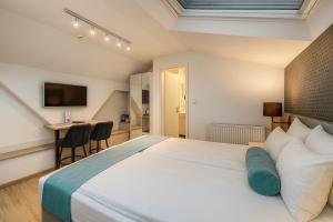 Ένα ή περισσότερα κρεβάτια σε δωμάτιο στο Hotel Mika Downtown