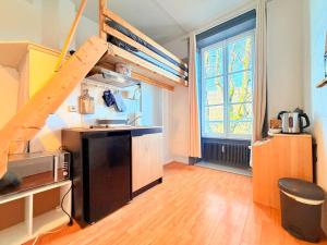 eine Küche mit einer Treppe in einem Zimmer in der Unterkunft Studio - Vue imprenable sur le Doubs in Beure