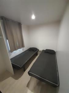 Ένα ή περισσότερα κρεβάτια σε δωμάτιο στο MOBIL HOME La LORRAINE