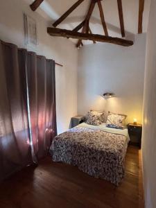 a bedroom with a bed in a room at LA P'TITE MAIZ in Bourg-de-Visa