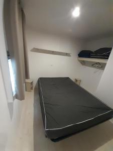 Ένα ή περισσότερα κρεβάτια σε δωμάτιο στο MOBIL HOME La LORRAINE +1 φωτογραφίες