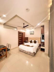 Ένα ή περισσότερα κρεβάτια σε δωμάτιο στο Hotel Gajur By Orchid Hospitality +10 φωτογραφίες