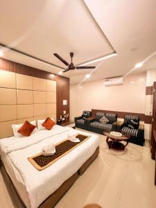 Ένα ή περισσότερα κρεβάτια σε δωμάτιο στο Hotel Gajur By Orchid Hospitality