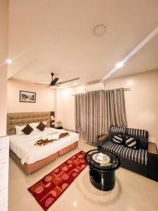 Ένα ή περισσότερα κρεβάτια σε δωμάτιο στο Hotel Gajur By Orchid Hospitality