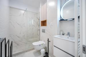 Koupelna v ubytování Own the Moment by Blvd 41B7 - Modern Cozy Apartment in Pipera