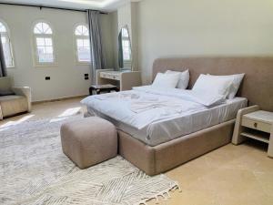 Ένα ή περισσότερα κρεβάτια σε δωμάτιο στο Desert Rose Hotel