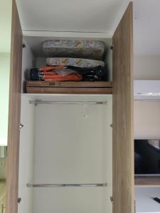 圣地亚哥-德尔埃斯特罗Departamento Centrico Santiago piso 1 Y 2的衣柜,带白色门和一些毛巾