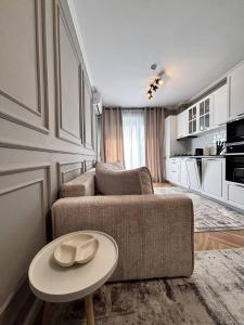 una sala de estar con un sofá y una mesa en Skyresort- Kingsize Bed, close to the Airport, en Someşeni
