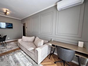 un salon avec un canapé et une table dans l'établissement Skyresort- Kingsize Bed, Close To The Airport, à Someşeni