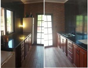 eine Küche mit schwarzen Arbeitsflächen und einem weißen Kühlschrank in der Unterkunft ALQUILER TEMPORARIO EN PURMAMARCA in Purmamarca + 7 Fotos