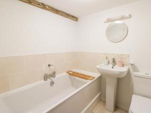 Ciliau-AeronSecret Garden Cottage的白色的浴室设有水槽、浴缸和卫生间。 更多29张照片