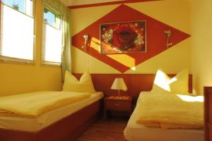 Postel nebo postele na pokoji v ubytování Ferienhaus Mit Pool