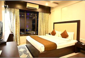a bedroom with a large bed and a window at Hotel The Green International in New Delhi