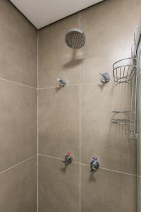 une salle de bain avec une douche avec pommeau de douche dans l'établissement Co. Next Liberdade - Av. Liberdade, à São Paulo
