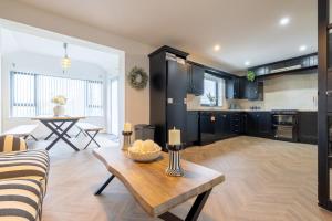 Η κουζίνα ή μικρή κουζίνα στο Foyle View Retreat