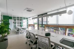 un bureau avec une grande table et des chaises dans l'établissement Co. Next Liberdade - Av. Liberdade, à São Paulo